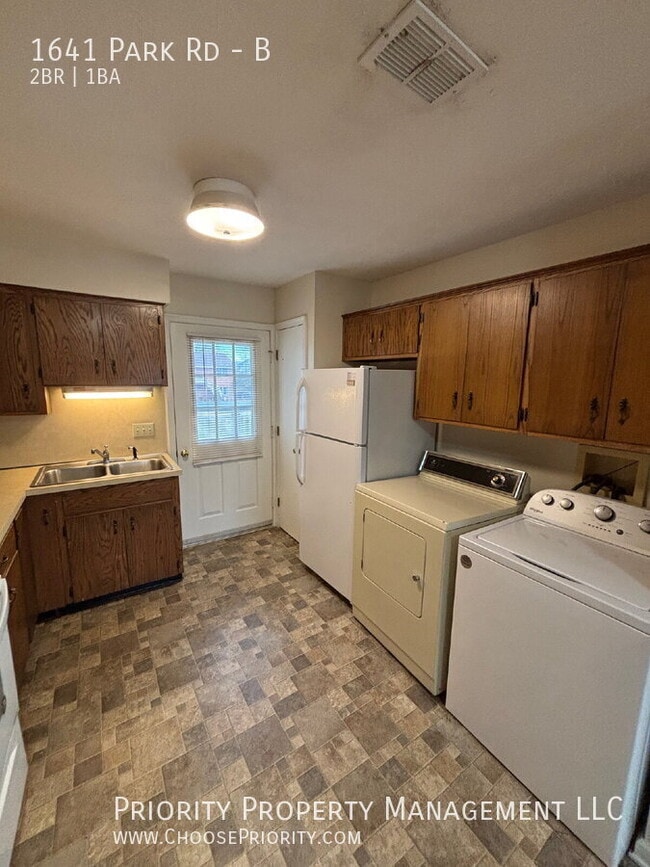 Photo - 1641 Park Rd Unit B
