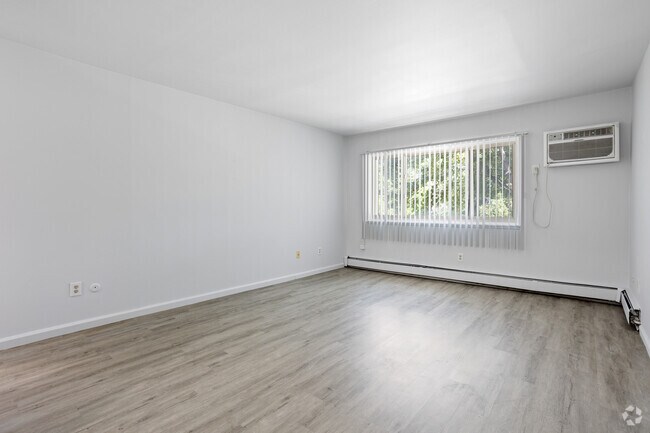 1BR, 1BA - 700SF - Living Room