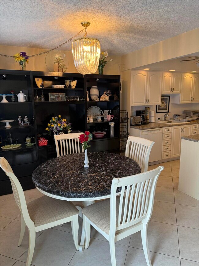 Photo - 4042 Exeter C