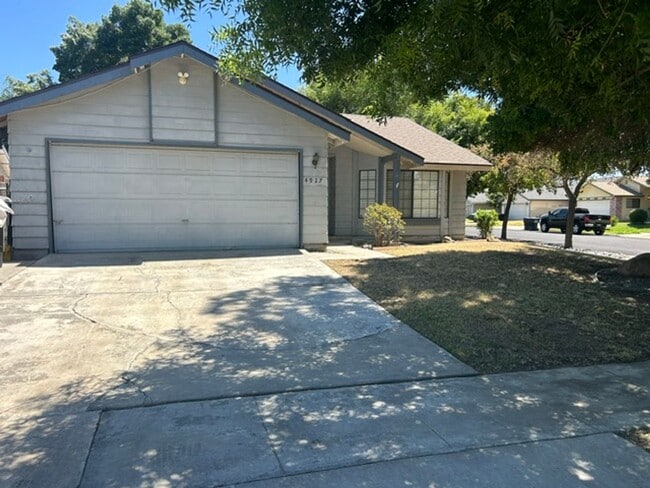 Building Photo - 3 bedroom 2 bathroom in Desirable SW Visalia!