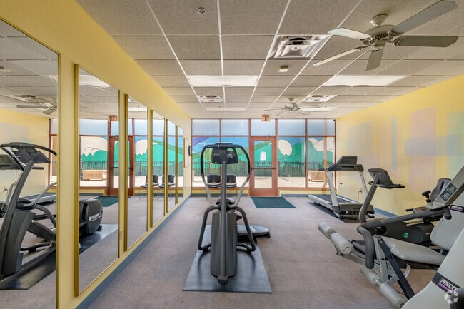Sala de ejercicios - Main Street Plaza Apartments