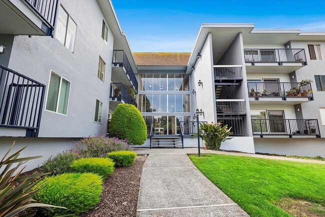 Building Photo - 960 Shorepoint Ct Unit 205