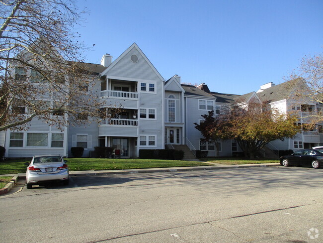 Building Photo - Top Floor 2BR/2BA Fully Updated Condo in E...