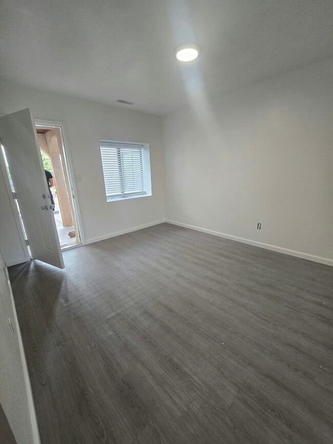 Photo - 300 S 5th St