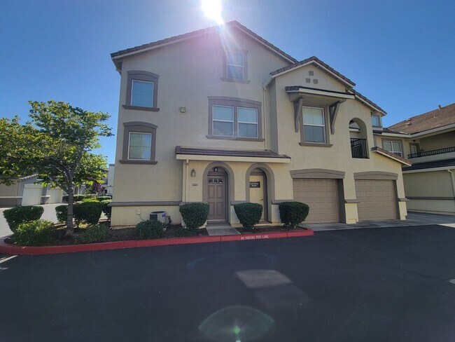 Stunning 2 bedroom, 2 bathroom, Tri-level ... - Stunning 2 bedroom, 2 bathroom, Tri-level ... Casa