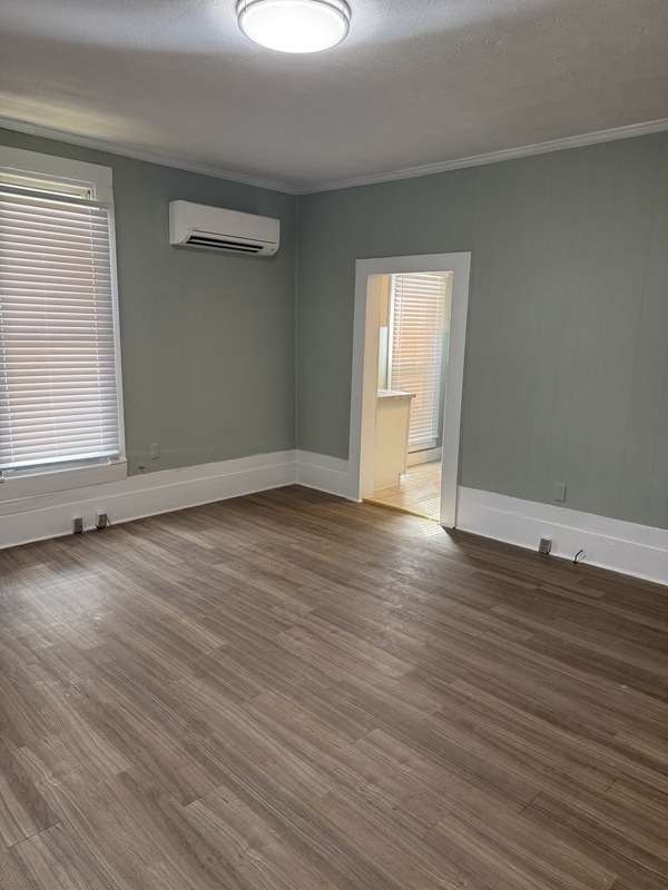 Building Photo - 702 W Columbia St