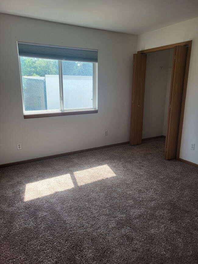 Photo - 4915 Universal St