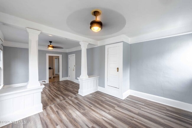 Photo - 117 E 4th St