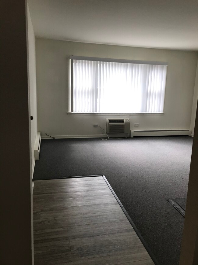 Sala de estar con mucha luz y persianas nuevas. - 8616 47th St Unidad 2S