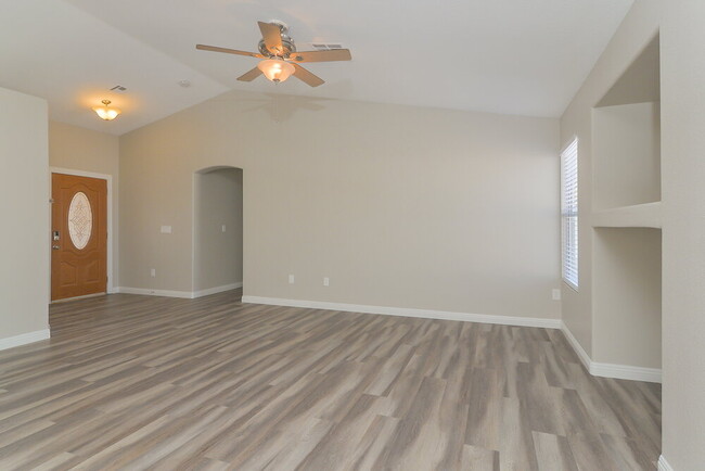 1100 Sport of Kings Ave