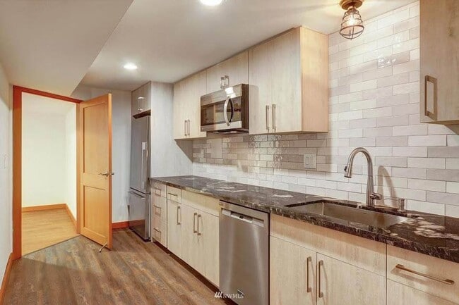 Building Photo - Lake city Unit 2