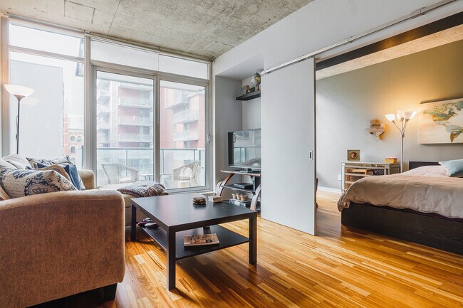 Photo - 333 Adelaide St E