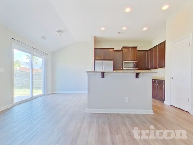 Photo - 415 Finch Ln