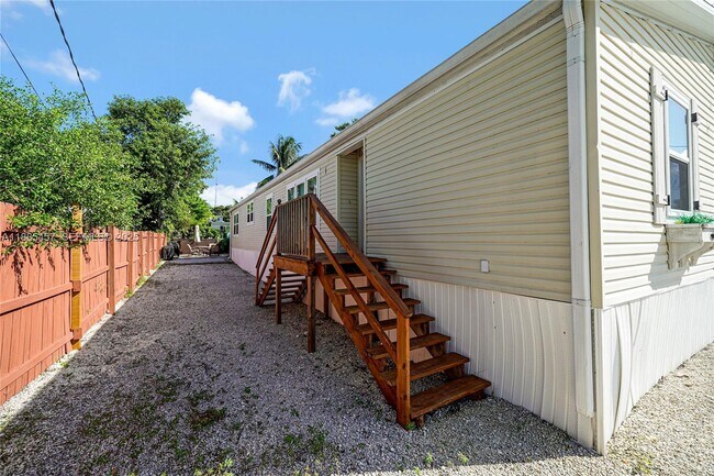 Photo - 945 Plantation Rd