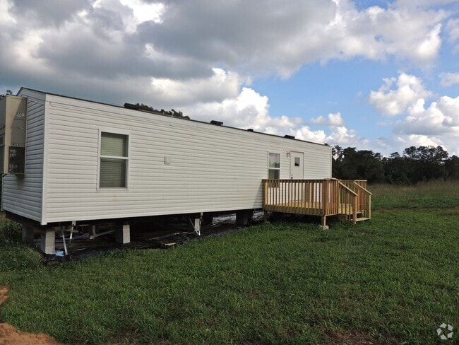 Building Photo - Country Living in a quiet location Rental