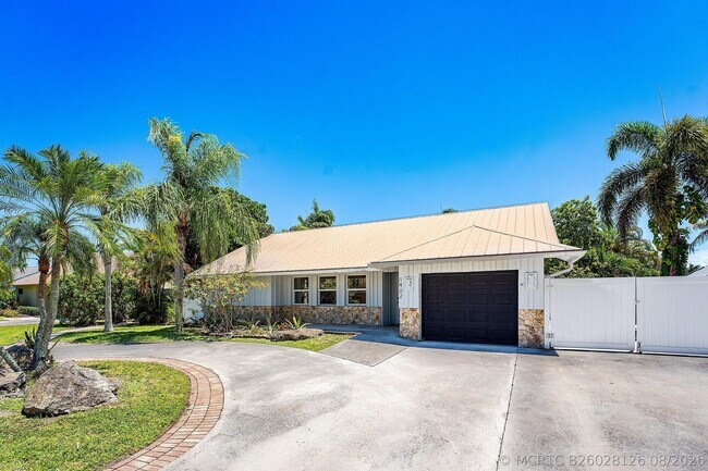 Photo - 1402 Cormorant Rd