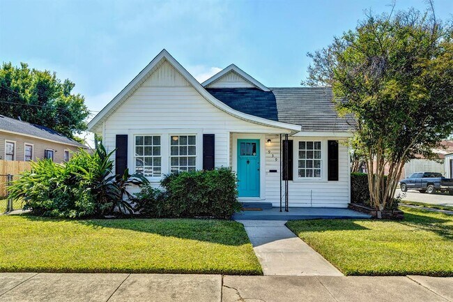 Photo - 939 Robbie St