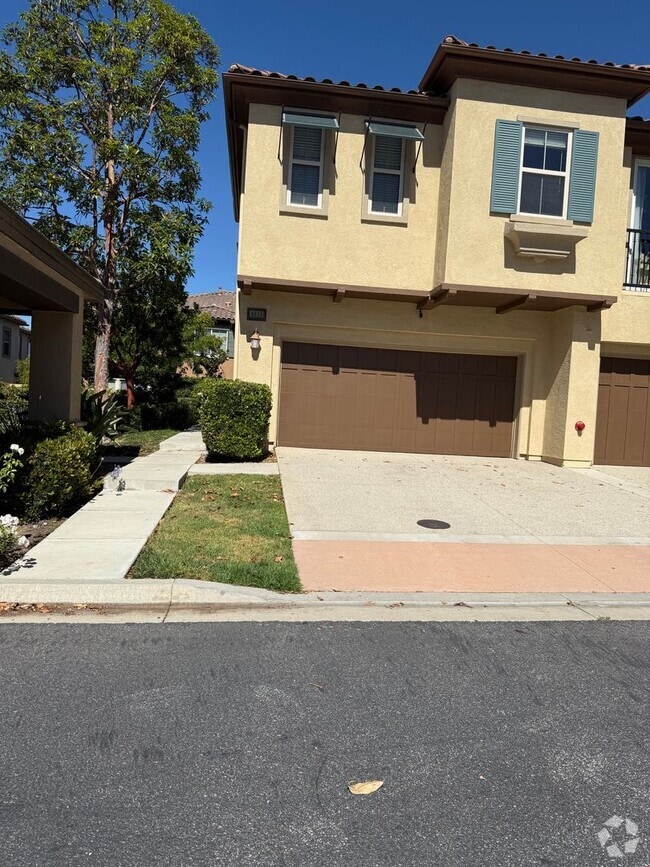 Building Photo - 3 bed, 2 1/2 bath townhome in Moorpark