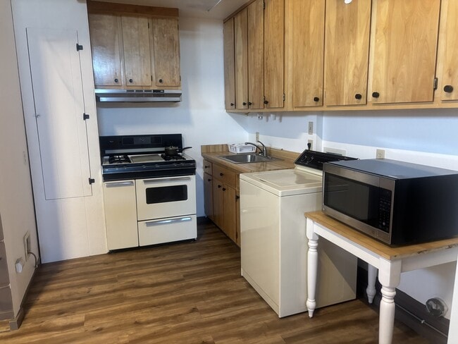 Photo - 310 W Lupton St
