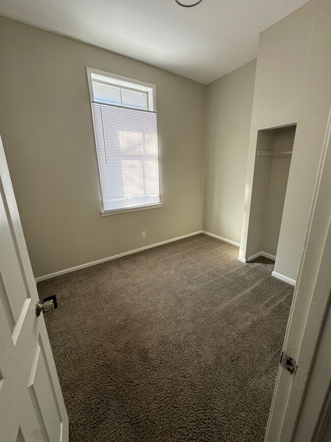 Photo - Old Louisville - Oak Street Apartments