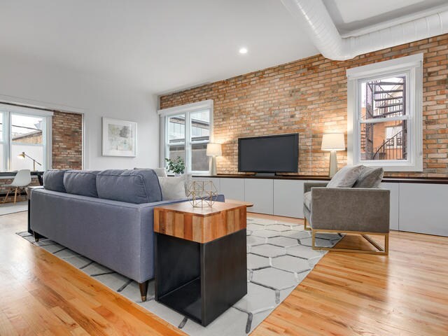 Photo - 1742 N Winchester Ave Unit 203