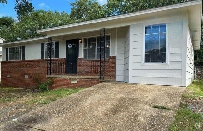 Building Photo - Adorable 3-Bedroom Home with Fantastic Loc...