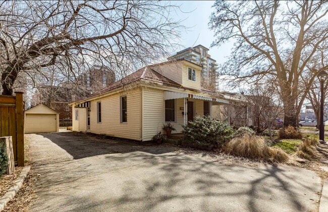 Photo - 2052 Caroline St