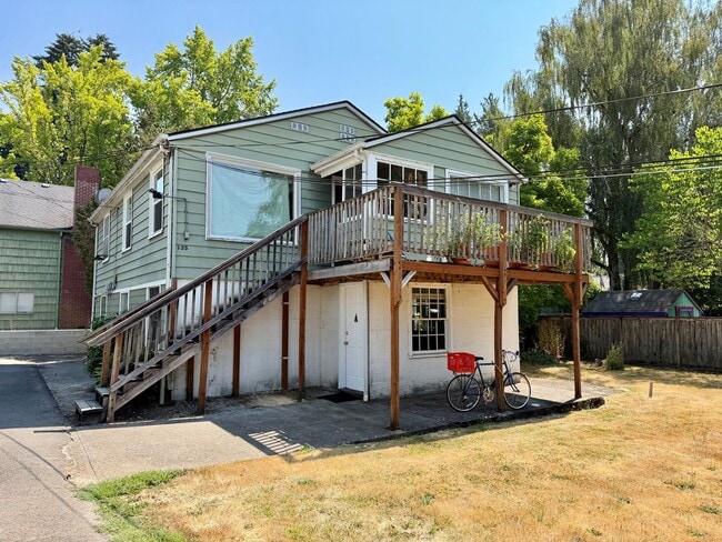 Building Photo - 135 NW 32nd St Unit A