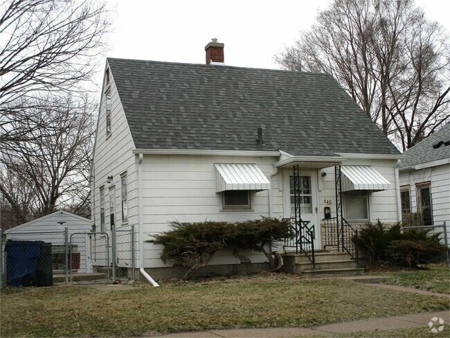 Building Photo - Updated 2 bedroom, 1 bath house
