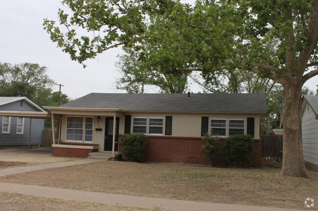 Building Photo - Available October 10th! 4 beds / 2 bath / ... Rental