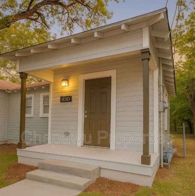 Building Photo - 930 Poinsettia St Rental