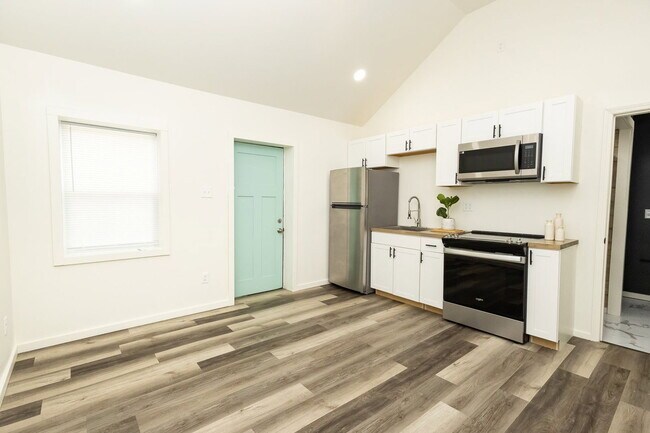 Building Photo - 5640 US-41 Unit 2