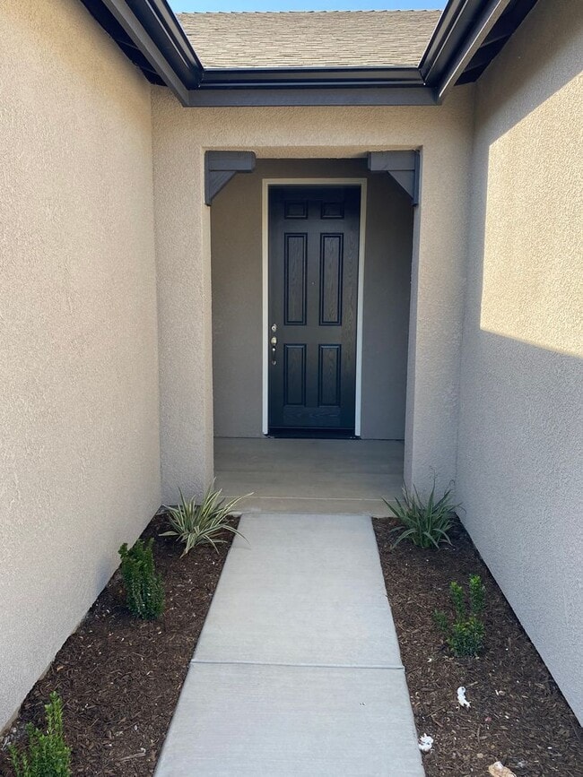 Photo - Gorgeous NEWER home between Tulare and Vis...