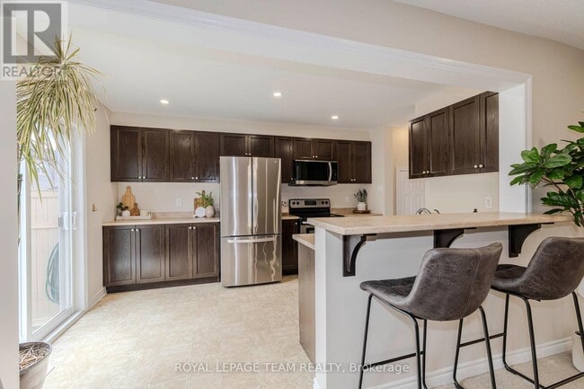 Photo - 466 Meadowhawk Cres