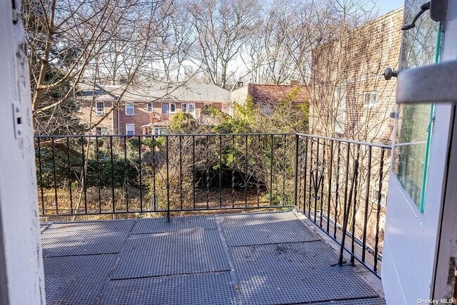 Photo - 39-40-40 46th St