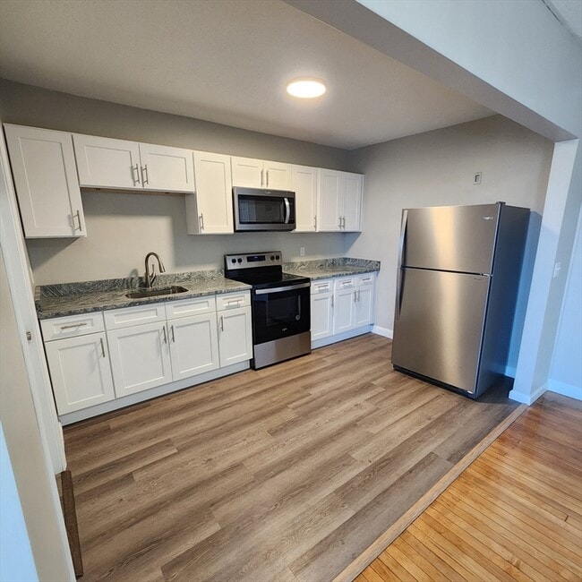 Building Photo - 92.5 Maple St Unit 3 Rental