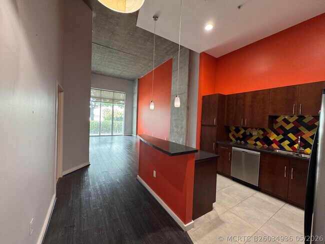 Building Photo - 300 S Australian Ave Unit 111