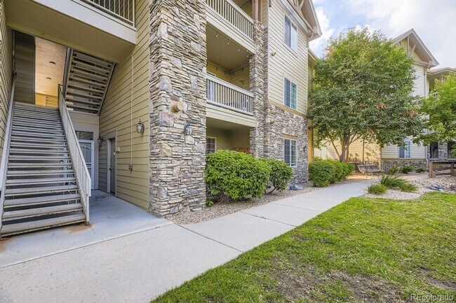 Building Photo - Bright and open three bedroom two full bat... Rental