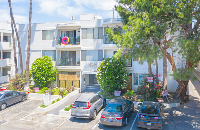 Building Photo - Weddington Mid-Rise Rental