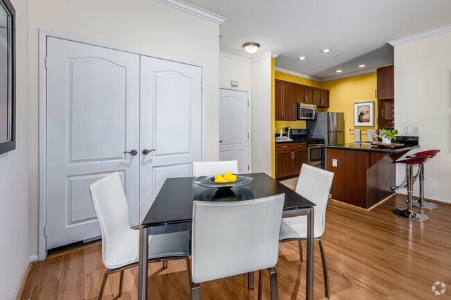 2BR, 2BA - 984SF - Dining Room