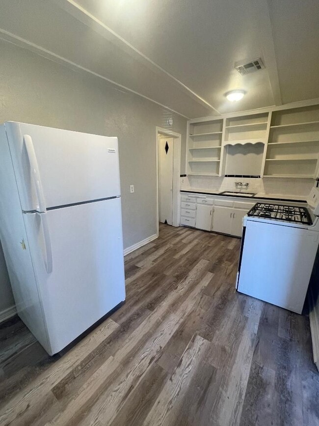 Photo - 1 Bed 1 Bath Duplex For Lease Now!