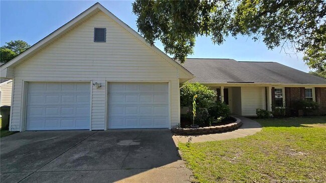 Building Photo - 700 Rim Rd