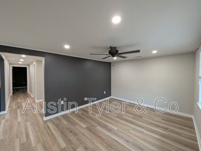 Photo - 2984A Smith St