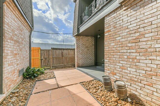 Photo - 5922 Fairdale Ln