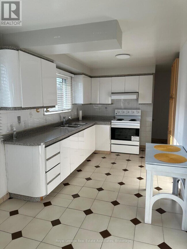 Photo - 1590 Coram Crescent