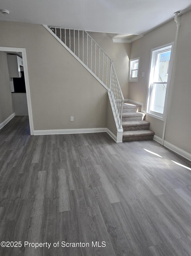 Photo - 325 Larch St