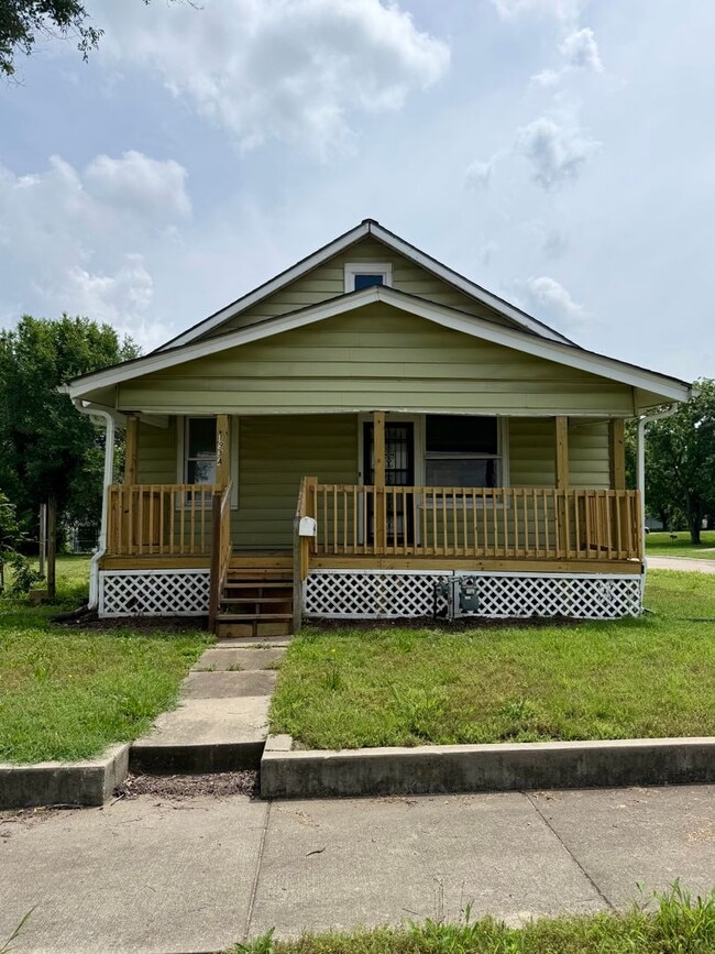 Building Photo - 3 bedroom / 2 bath