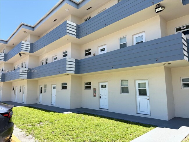 Building Photo - 13215 NE 6th Ave Unit 102
