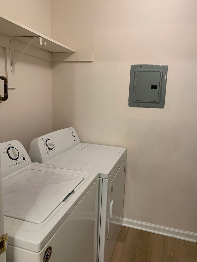 Photo - 1 BR, 1 BA Condo-3rd floor *Fresh paint throughout! * Easy to clean flooring only one year old. P...