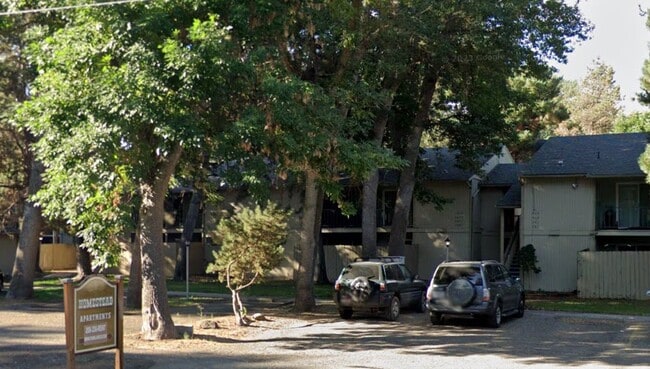 Building Photo - 988 E Holly St Unit #988